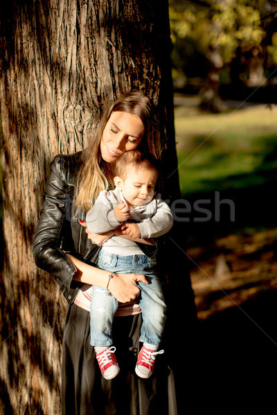 Anya baba fiú ősz park szórakozás Stock fotó © boggy