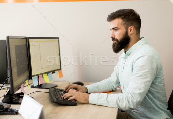 Młody człowiek pracy pc komputera biuro działalności Zdjęcia stock © boggy