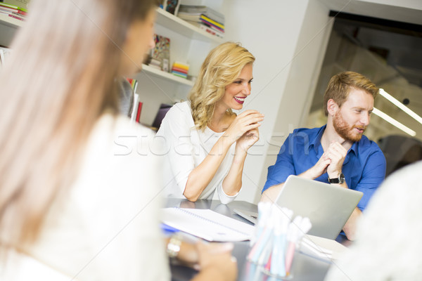 Zakenman onderneemsters praten conferentiezaal moderne business Stockfoto © boggy