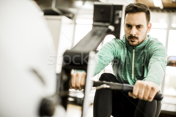 Fiatalember testmozgás tricepsz tornaterem férfi fitnessz Stock fotó © boggy