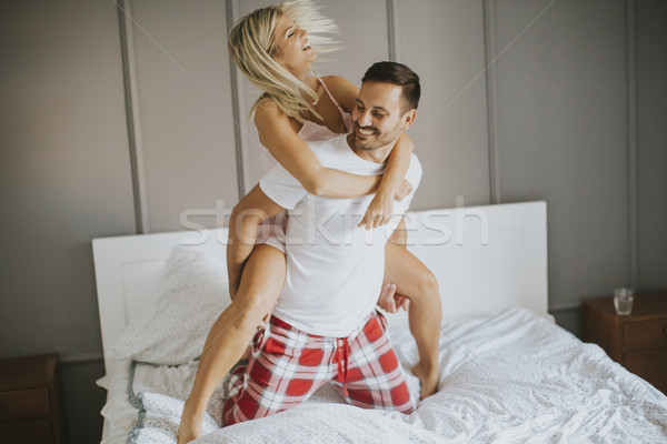 Iubitor cuplu pat acasă distracţie Imagine de stoc © boggy