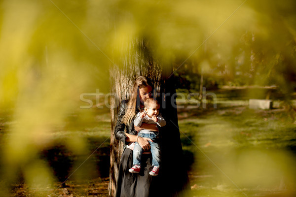 Jonge moeder baby jongen najaar park Stockfoto © boggy