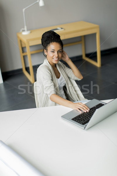 Mulher jovem escritório computador homem trabalhar beleza Foto stock © boggy