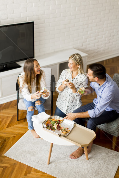 Jungen Freunde Essen Pizza Zimmer kleine Gruppe Stock foto © boggy