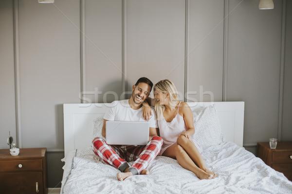 Imagine de stoc: Intim · îndrăgostiţi · folosind · laptop · şedinţei · pat · dormitor