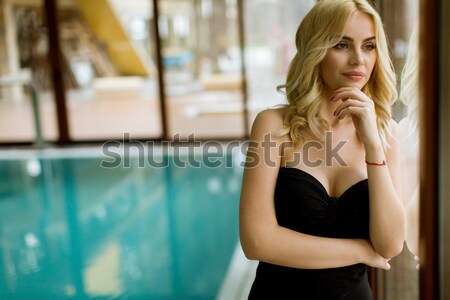 Bastante mulher jovem relaxante piscina estância termal centro Foto stock © boggy