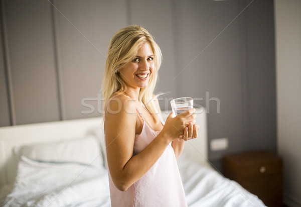 Joli jeune femme eau potable verre chambre eau Photo stock © boggy