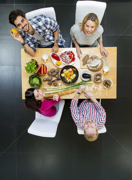 Foto stock: Grupo · amigos · comer · jóvenes · desayuno · moderna