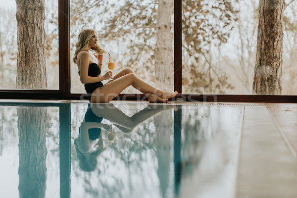 Güzel genç kadın rahatlatıcı yüzme havuzu spa Stok fotoğraf © boggy