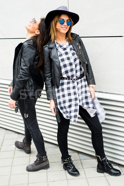 Dwa młodych nowoczesne dziewcząt ulicy dziewczyna Zdjęcia stock © boggy