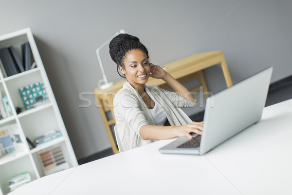 Mulher jovem escritório computador homem trabalhar beleza Foto stock © boggy