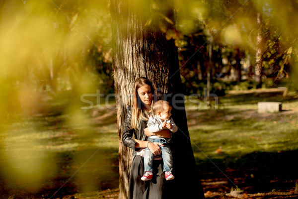 Tineri mamă copil băiat toamnă parc Imagine de stoc © boggy