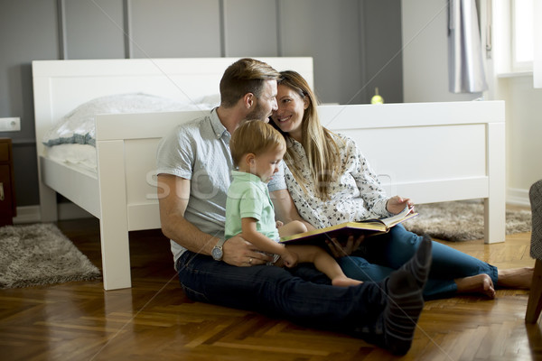 [[stock_photo]]: Parents · lecture · livre · peu · garçon · amusement