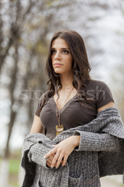 Stockfoto: Jonge · vrouw · najaar · park · glimlach · model · bomen