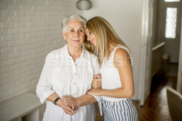Nagymama leányunoka pózol szoba otthon család Stock fotó © boggy