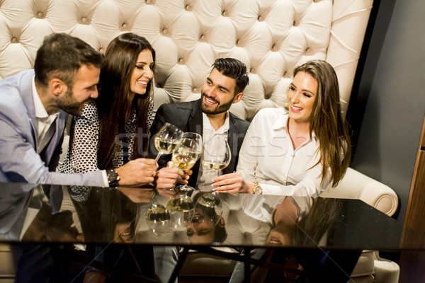 Grup tineri prietenii vin alb vin Imagine de stoc © boggy