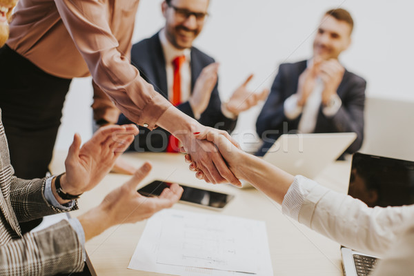 ストックフォト: ビジネスの方々 · 握手 · アップ · 会議 · オフィス