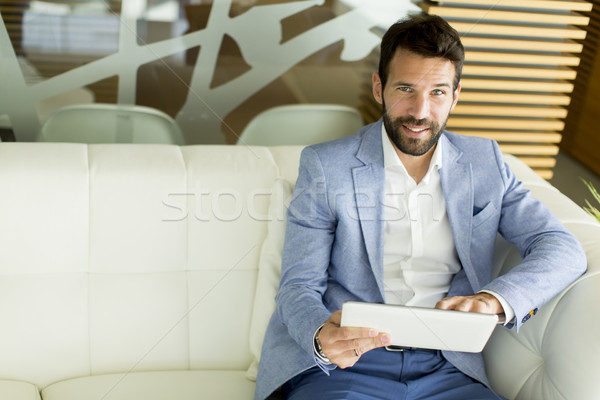 Сток-фото: бизнесмен · таблетка · молодые · деловой · человек · сидят