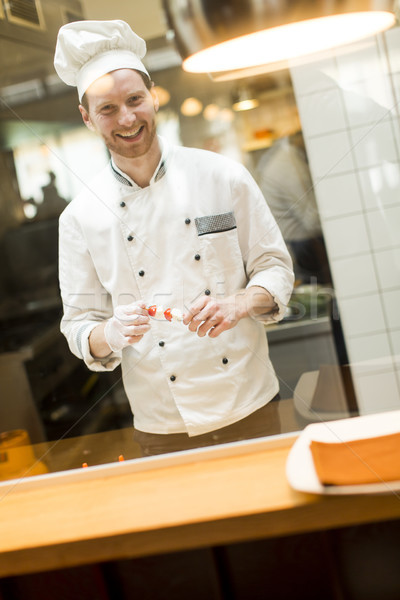 Jungen Küchenchef stehen modernen Küche Restaurant Stock foto © boggy