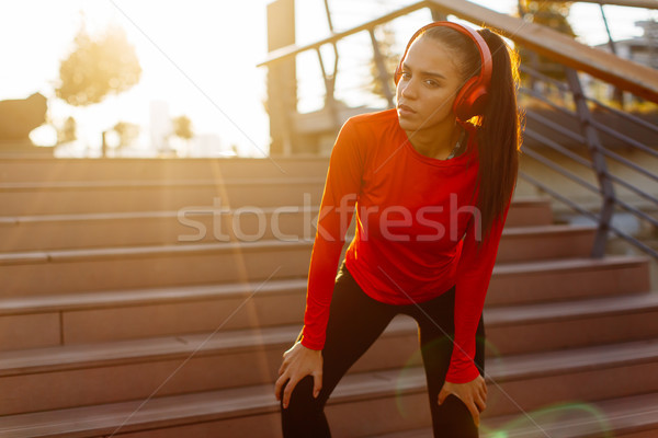 Csinos fiatal nő törik fut városi fitnessz Stock fotó © boggy