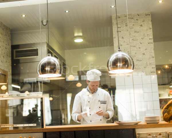 [[stock_photo]]: Jeunes · chef · permanent · modernes · cuisine · restaurant