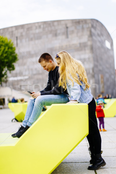 年輕人 坐在 長凳 維也納 奧地利 現代 商業照片 © boggy