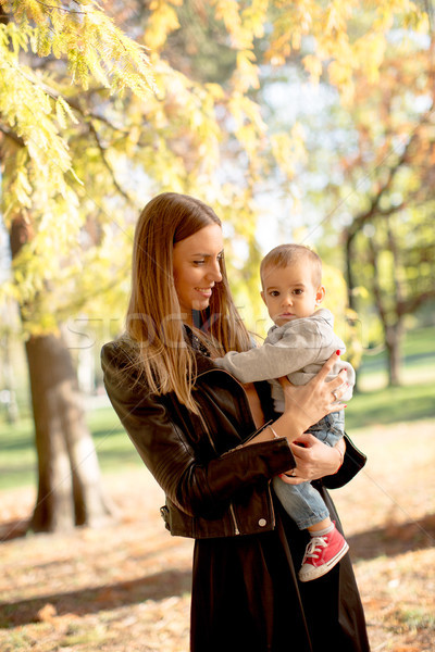 Jonge moeder baby jongen najaar park Stockfoto © boggy