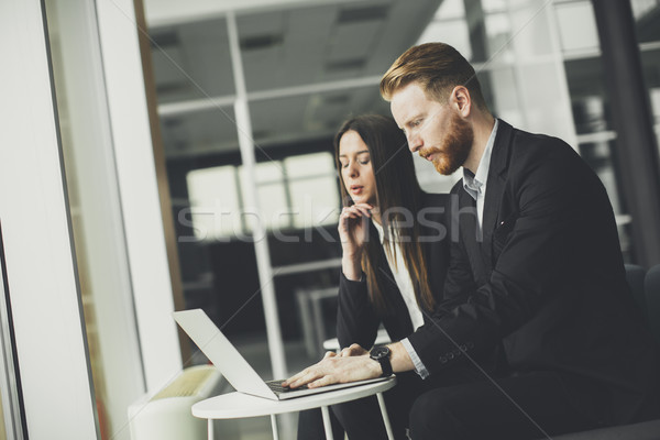 Afaceri cuplu folosind laptop tineri parteneri de afaceri lucru Imagine de stoc © boggy