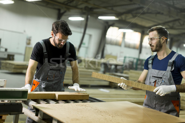 Jonge mannen werken timmerhout workshop twee knap Stockfoto © boggy