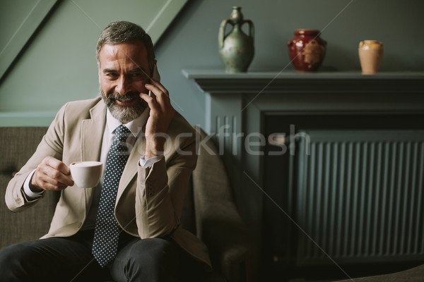 Foto stock: Bonito · senior · empresário · potável · café · móvel