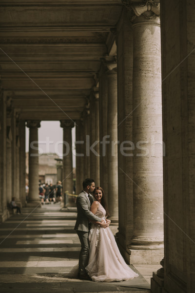 Fiatal újonnan házaspár pózol Róma gyönyörű Stock fotó © boggy