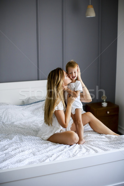 [[stock_photo]]: Jeunes · mère · fils · lit · cute · chambre
