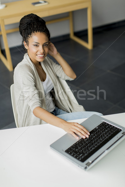 Mulher jovem escritório computador homem trabalhar beleza Foto stock © boggy