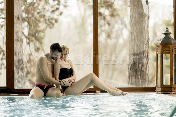 Amoroso Pareja relajante spa piscina centro Foto stock © boggy