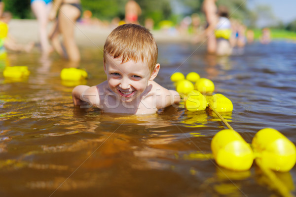 Jungen cute Schwimmer kid Schwimmen Fluss Stock foto © bogumil