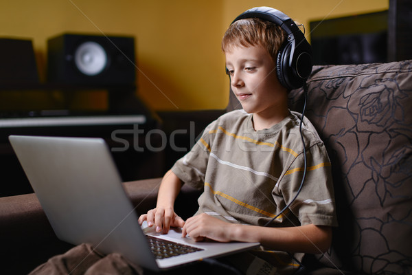 Jovem criança ouvir música internet sem fio Foto stock © bogumil