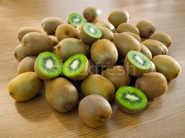 Gruppo kiwi tavola gustoso tavolo in legno frutta Foto d'archivio © bogumil