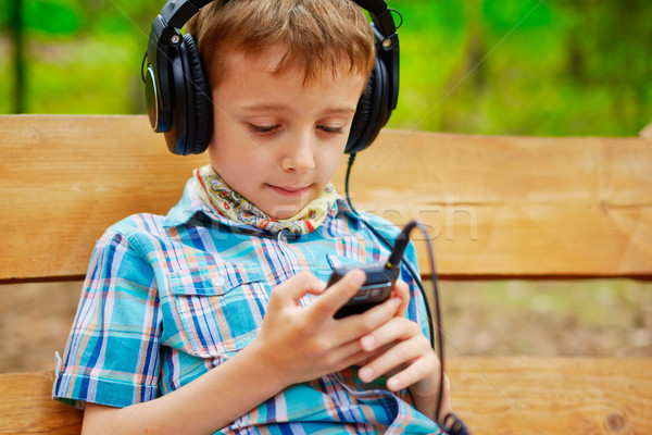 Foto stock: Ouvir · música · estéreo · fones · de · ouvido · sorrir · telefone