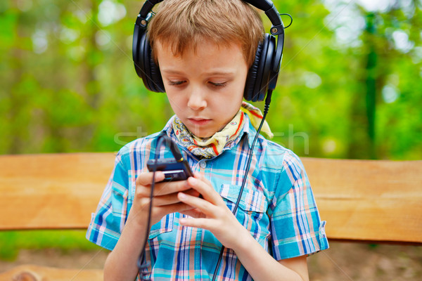 Stockfoto: Luisteren · naar · muziek · stereo · hoofdtelefoon · telefoon · internet