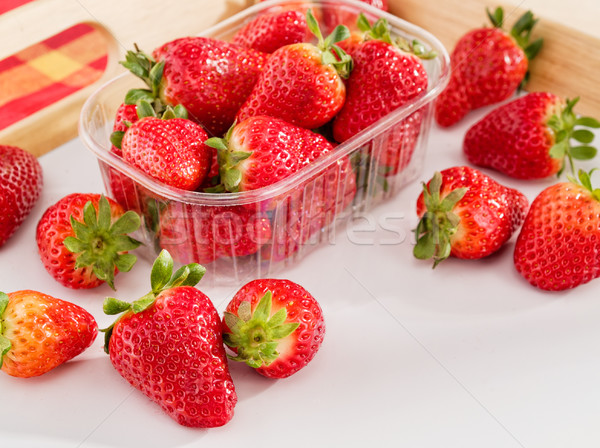 [[stock_photo]]: Fraîches · juteuse · fraises · bois · plateau · alimentaire