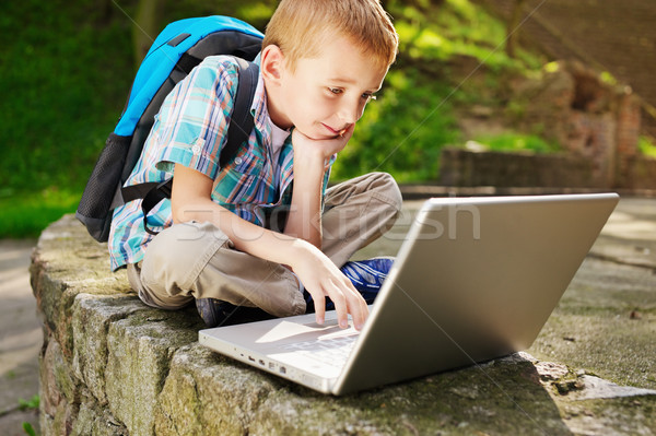 Junge erfreut Laptop Business Lächeln Gesicht Stock foto © bogumil