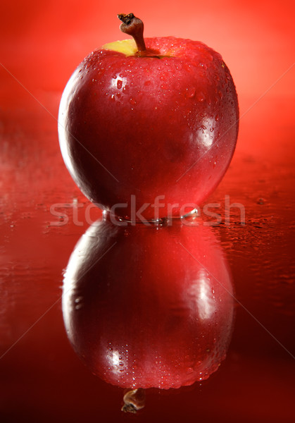 Ein roten Apfel Spiegel Tröpfchen Wasser rot Stock foto © bogumil