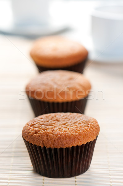 Frischen Muffins Zeile drei frisch gebacken Stock foto © borysshevchuk