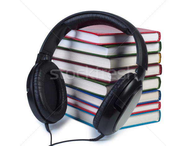 Foto stock: Fones · de · ouvido · livros · isolado · branco · tecnologia