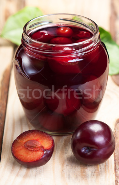 Ameixa jarra vidro áspero mesa de madeira fruto Foto stock © borysshevchuk