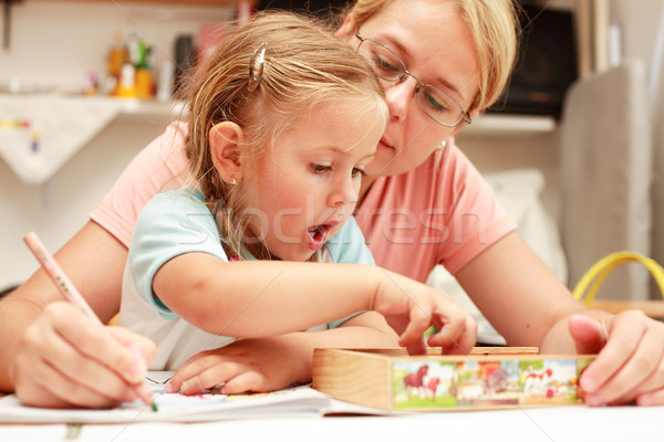 Mamă copil pictura împreună familie hârtie Imagine de stoc © brebca