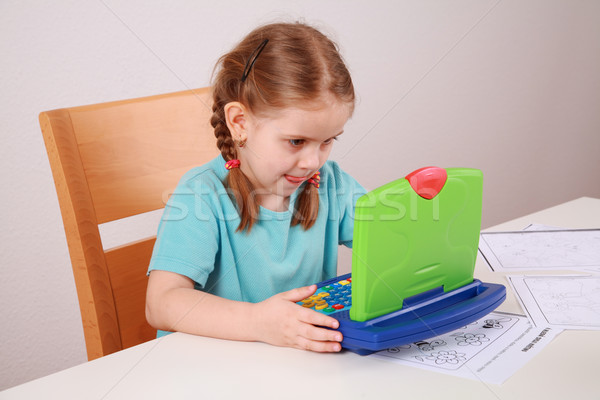 Huiswerk cute meisje computer familie Stockfoto © brebca