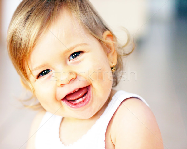 Zâmbitor copil portret drăguţ râs familie Imagine de stoc © brebca