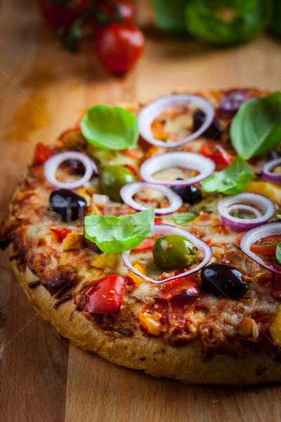 Stockfoto: Traditioneel · eigengemaakt · pizza · tomaten · olijven · basilicum