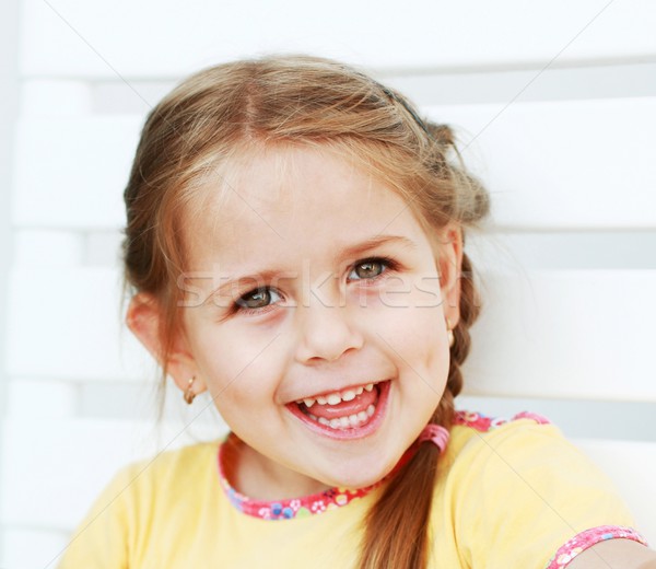 Cute glimlachend meisje mooie klein glimlach Stockfoto © brebca
